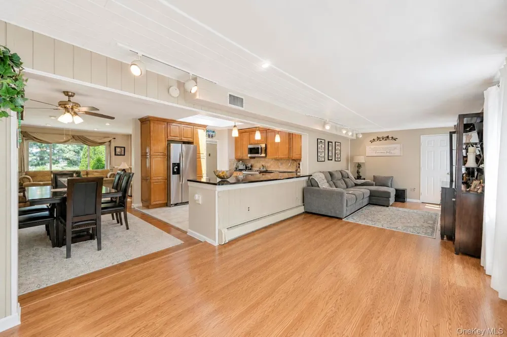 12 Linden Lane Farmingville, NY 11738
