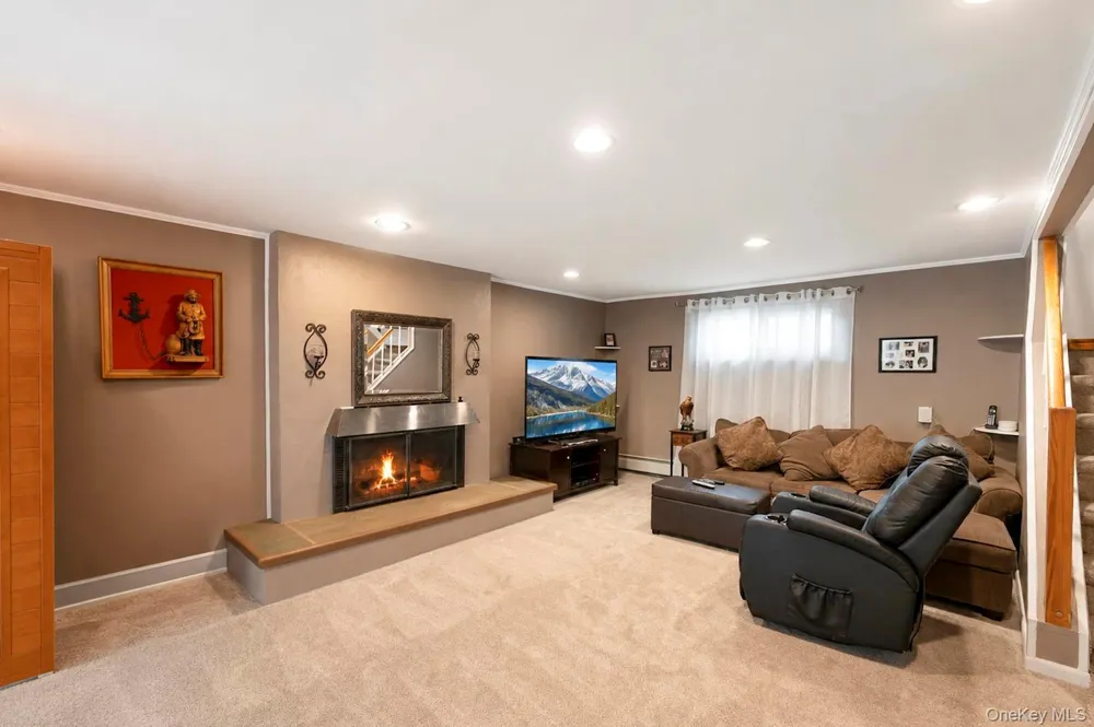 12 Linden Lane Farmingville, NY 11738