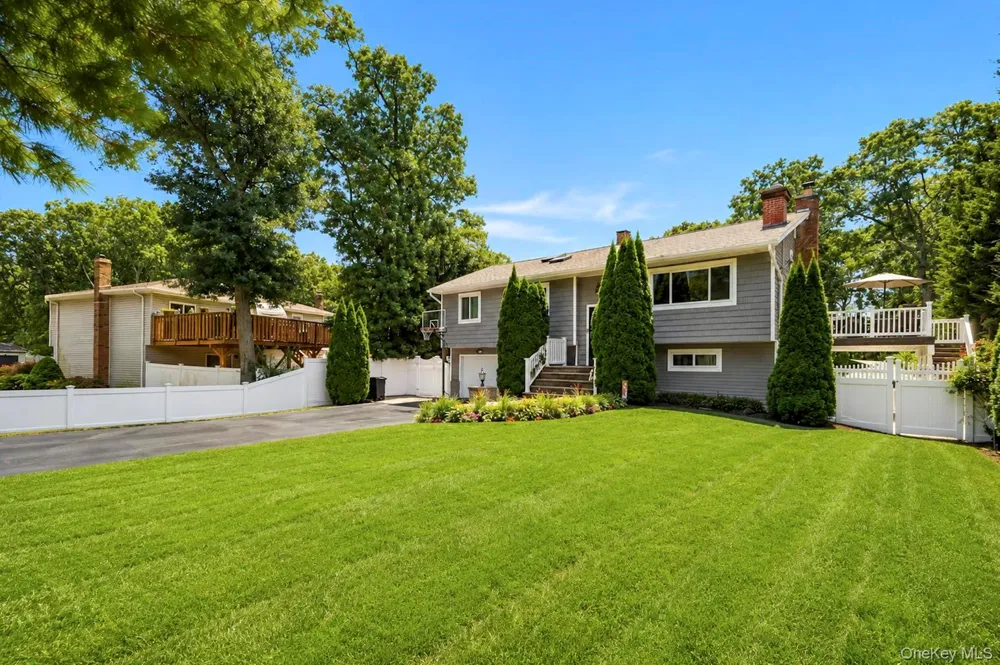 12 Linden Lane Farmingville, NY 11738