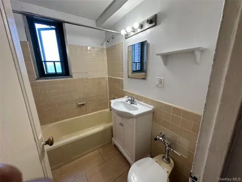 1579 Metropolitan Avenue #6H