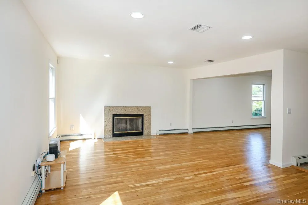 23 Garden Drive Albertson, NY 11507