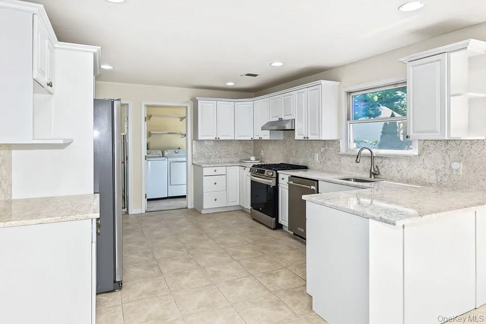 23 Garden Drive Albertson, NY 11507