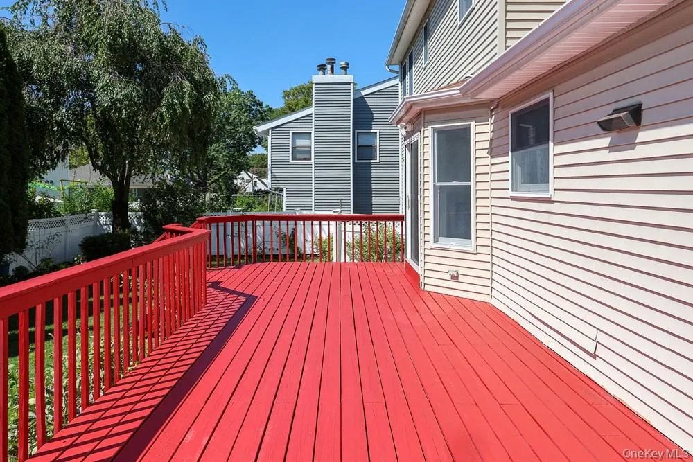 23 Garden Drive Albertson, NY 11507