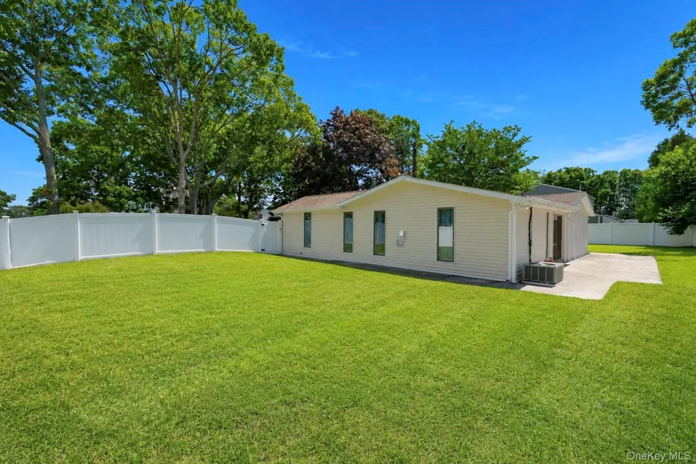 10 Helene Drive Shirley, NY 11967