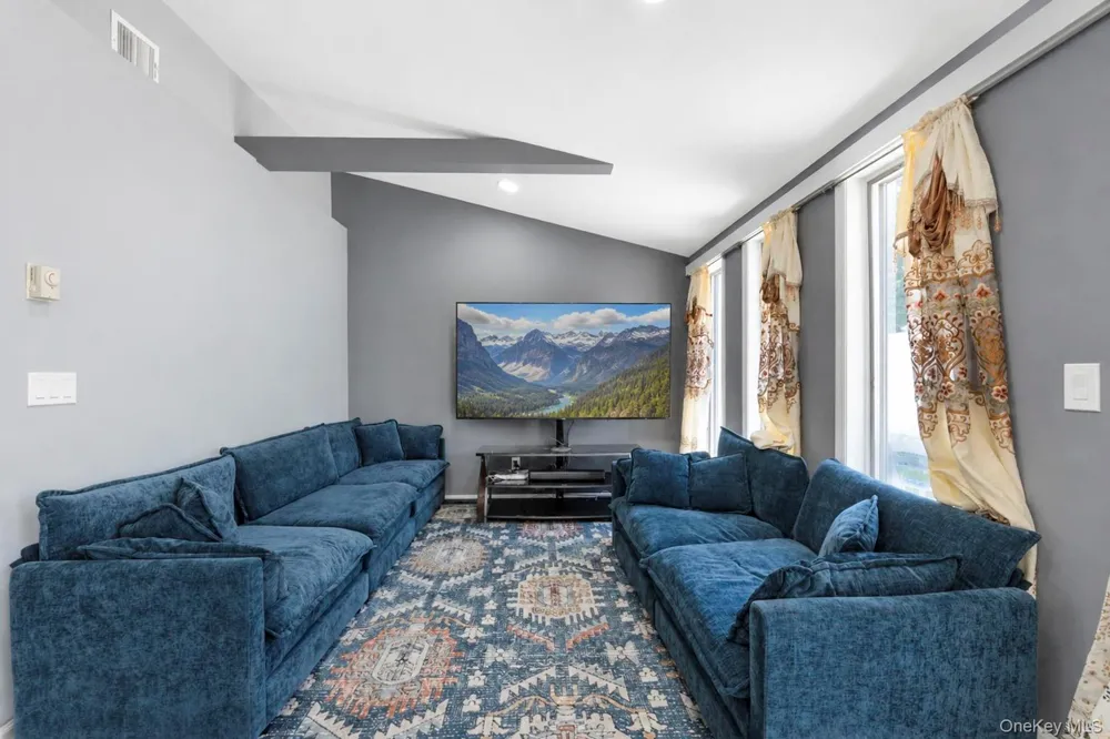 10 Helene Drive Shirley, NY 11967