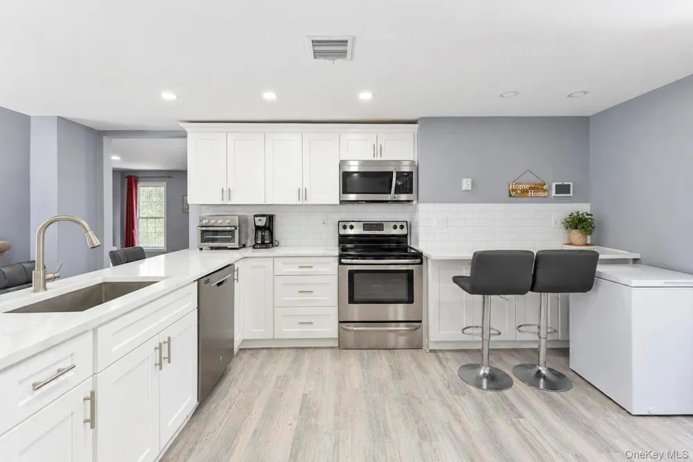 10 Helene Drive Shirley, NY 11967