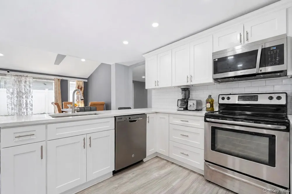 10 Helene Drive Shirley, NY 11967