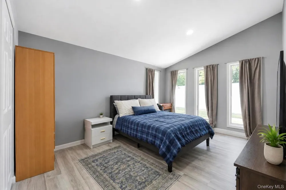 10 Helene Drive Shirley, NY 11967