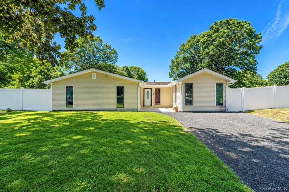10 Helene Drive Shirley, NY 11967