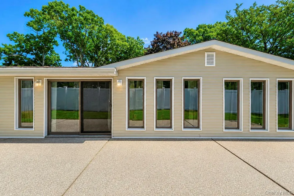 10 Helene Drive Shirley, NY 11967