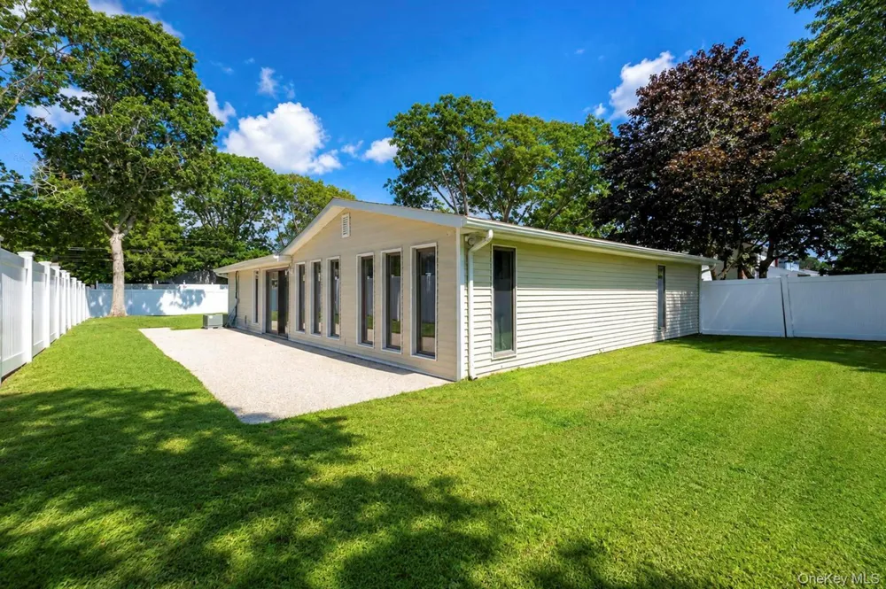 10 Helene Drive Shirley, NY 11967