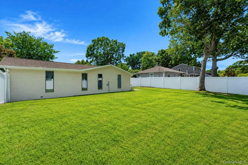 10 Helene Drive Shirley, NY 11967
