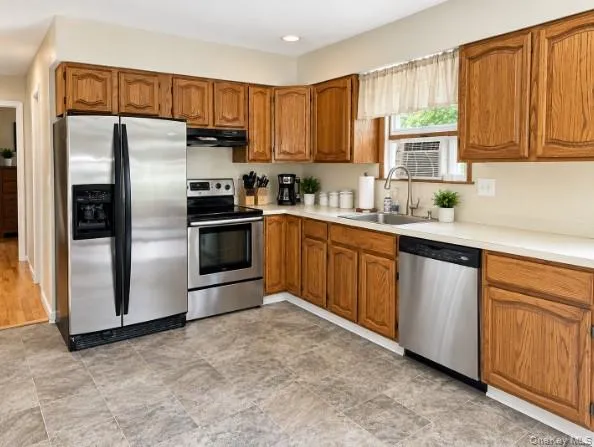 32 Robinson Avenue Medford, NY 11763