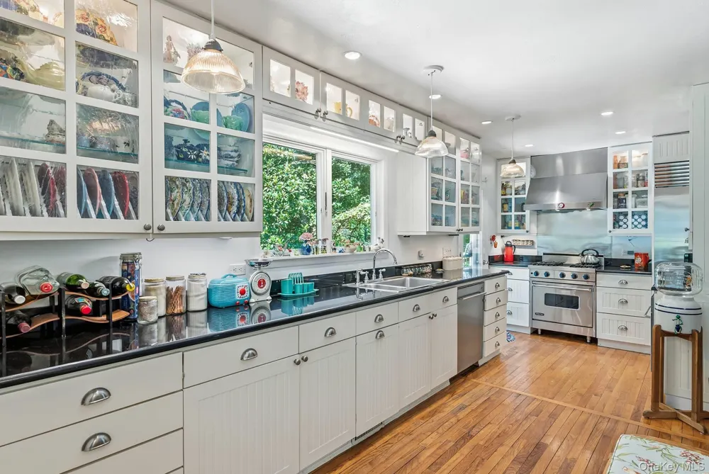 50 Barnes Hole Road East Hampton, NY 11937
