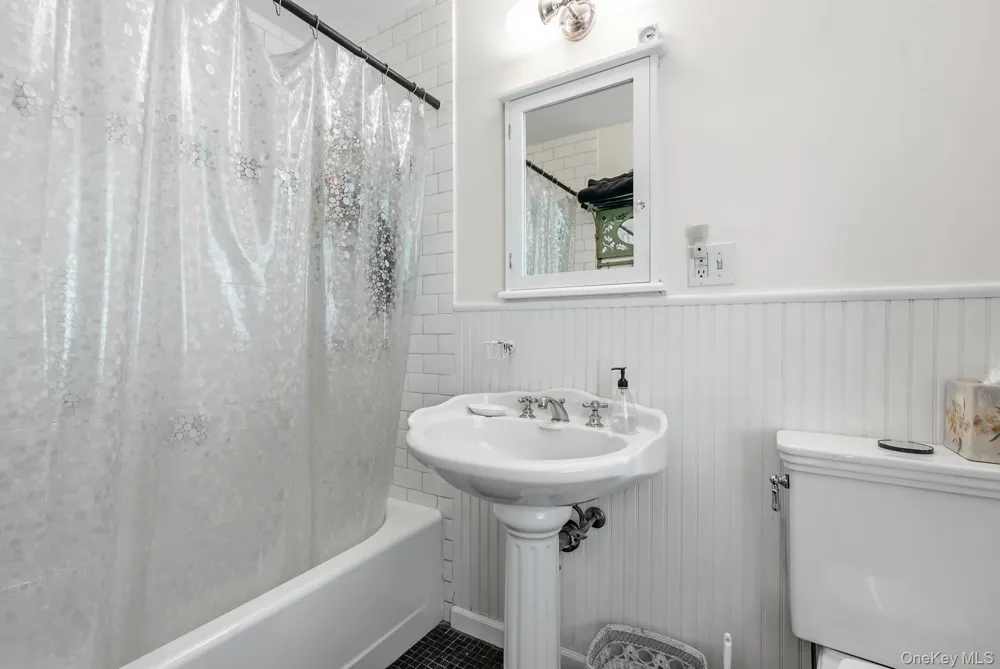 50 Barnes Hole Road East Hampton, NY 11937