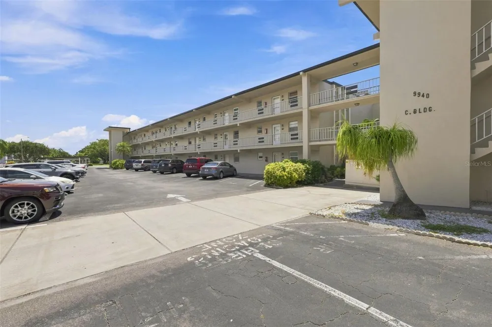9940 47TH AVENUE #216 St Petersburg, FL 33708