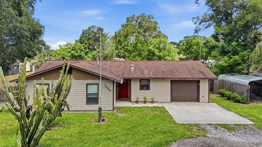 1555 ROWE LANE Deland, FL 32720