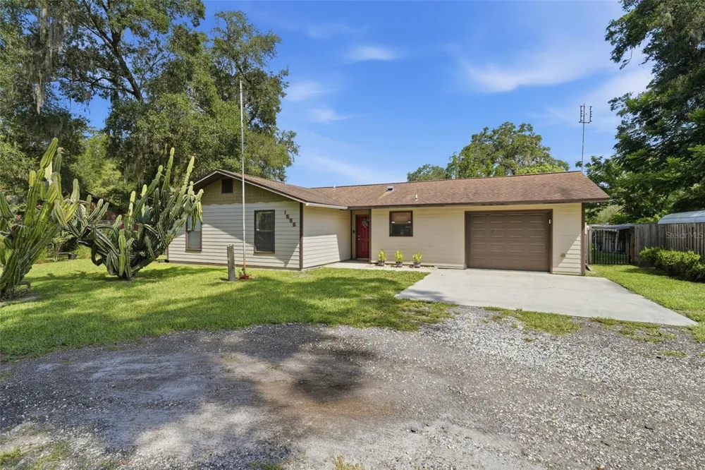 1555 ROWE LANE Deland, FL 32720