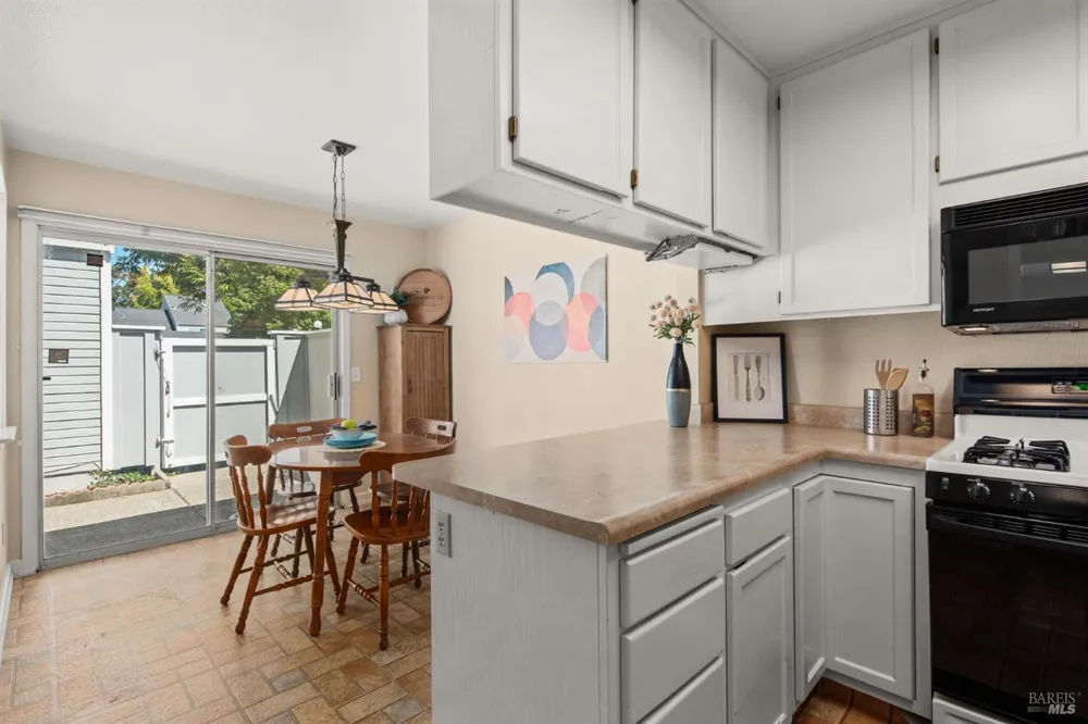 2324 Lakeview Drive Santa Rosa, CA 95405