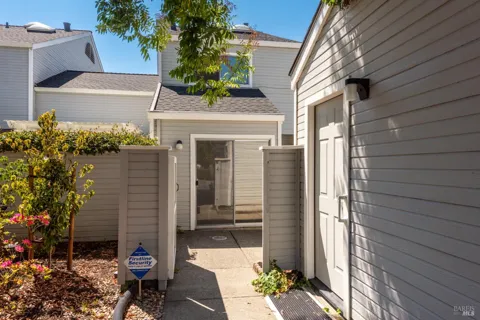 2324 Lakeview Drive