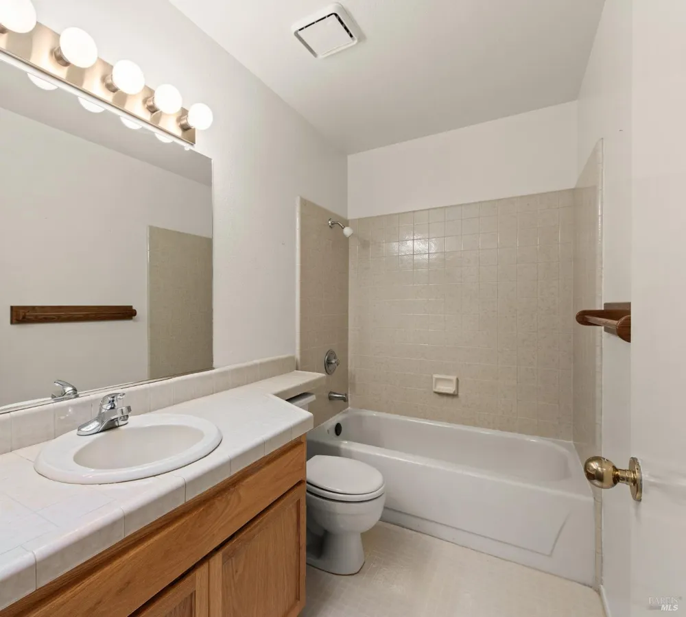 2324 Lakeview Drive Santa Rosa, CA 95405