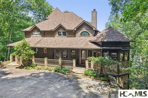 596 W Club Boulevard