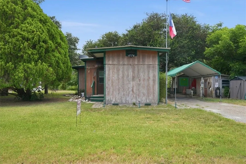 121 Lakewood Lane Mathis, TX 78368