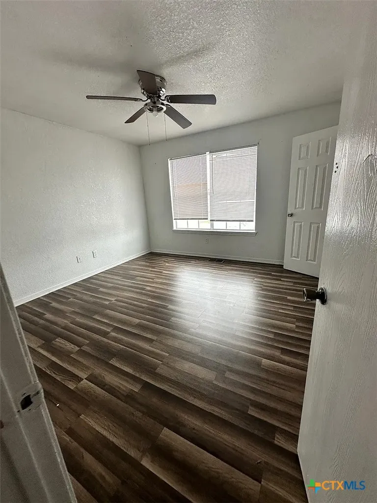 1406 DUGGER CIRCLE Killeen, TX 76543