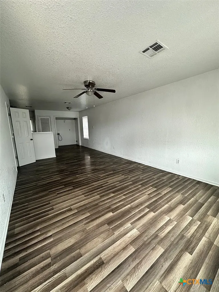 1406 DUGGER CIRCLE Killeen, TX 76543