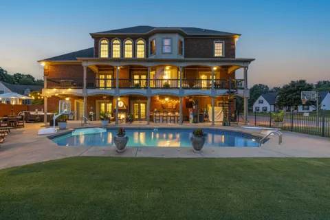 2020 Shoreline Dr