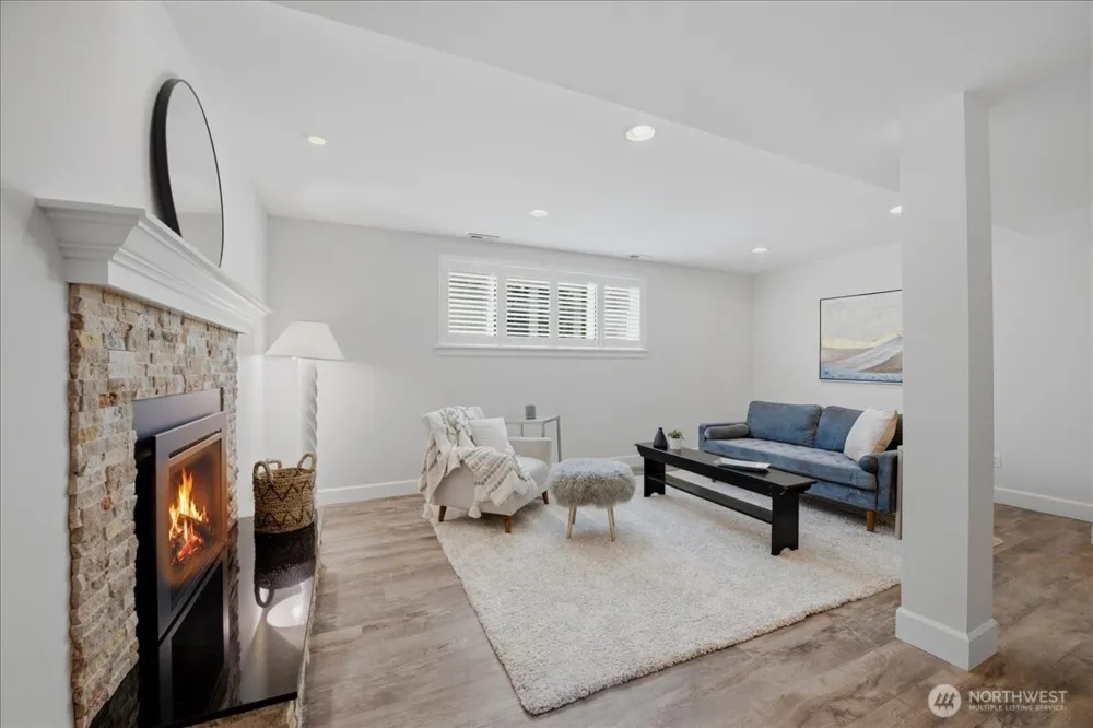 19310 37th Avenue NE Lake Forest Park, WA 98155