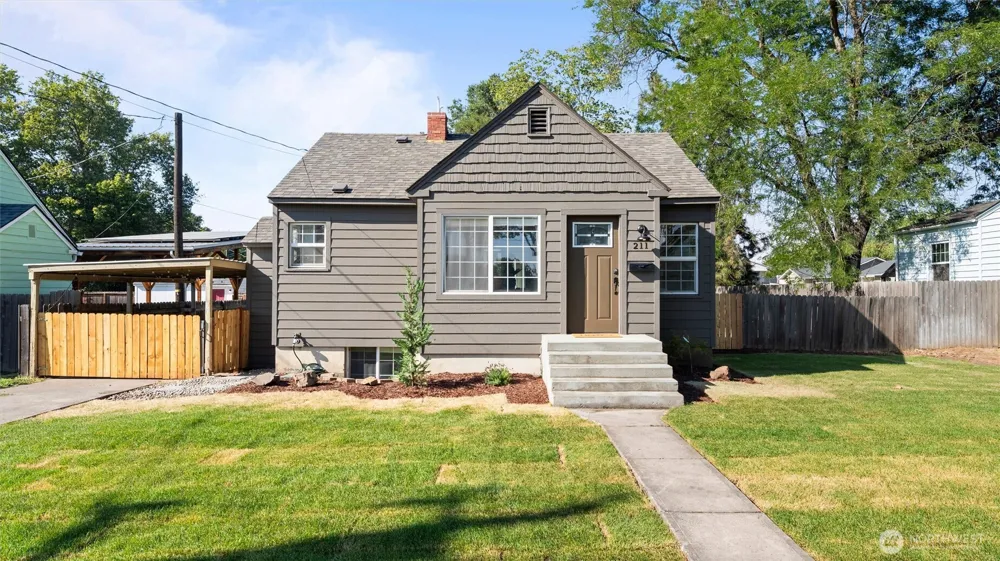 211 SE 4th Street College Place, WA 99324