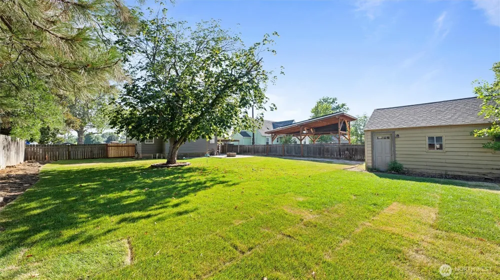211 SE 4th Street College Place, WA 99324