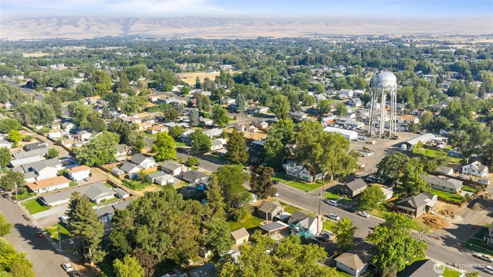 211 SE 4th Street College Place, WA 99324