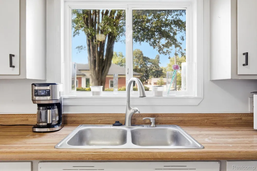 22327 Wick Road Taylor City, MI 48180