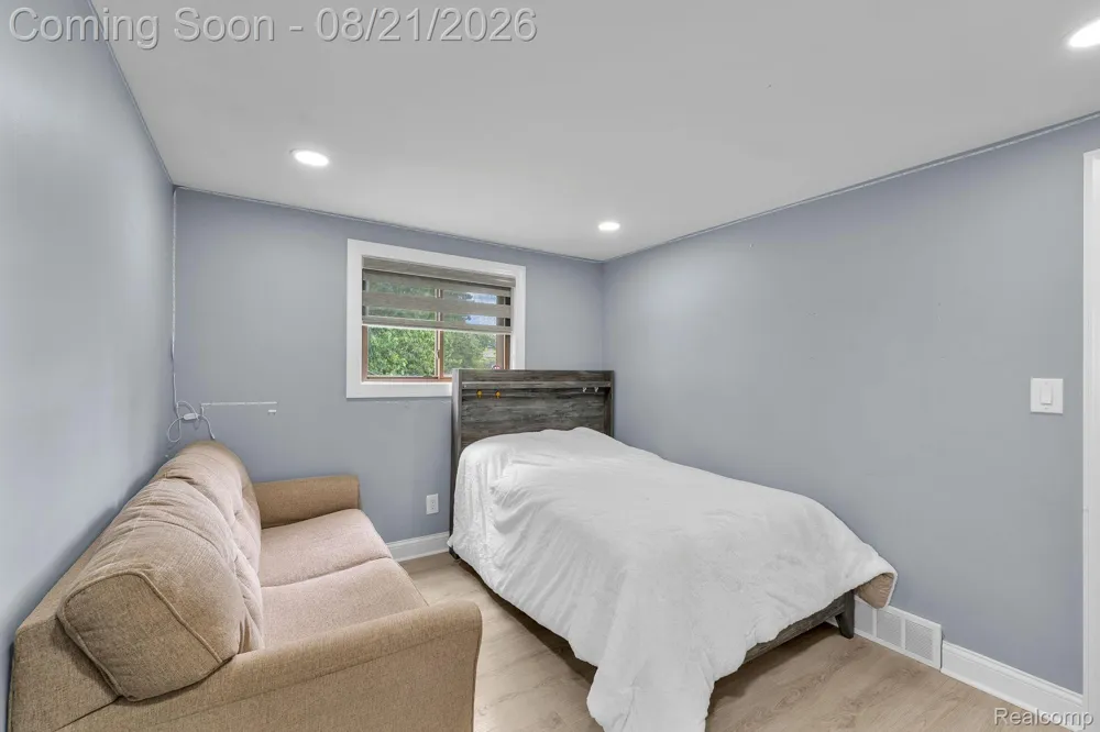 15546 Liverpool Street Livonia City, MI 48154