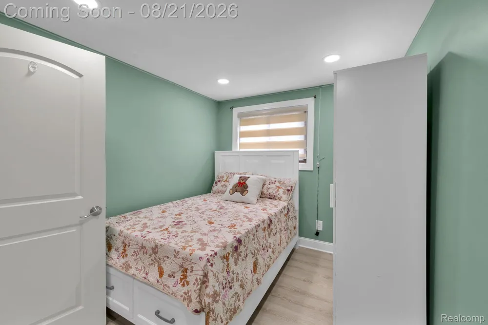 15546 Liverpool Street Livonia City, MI 48154