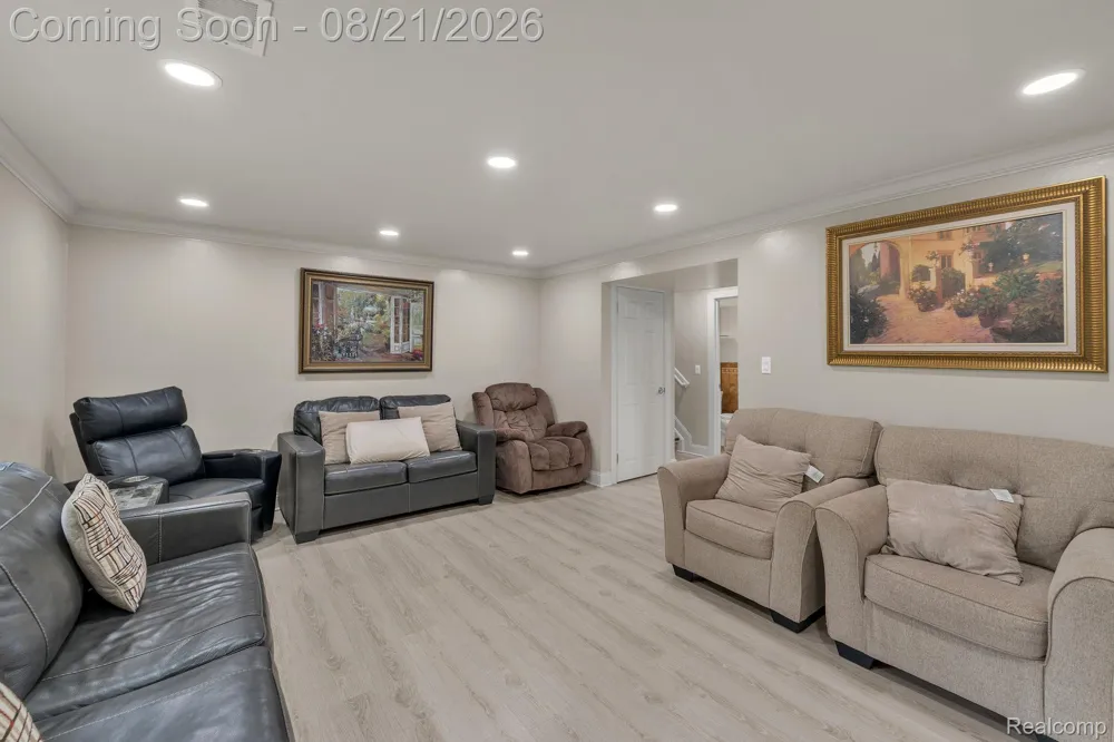 15546 Liverpool Street Livonia City, MI 48154