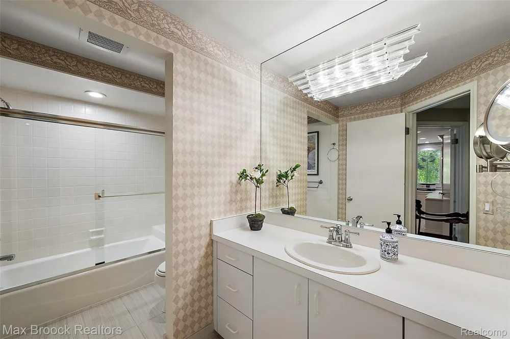 4872 Cliffside Drive West Bloomfield Charter Township, MI 48323