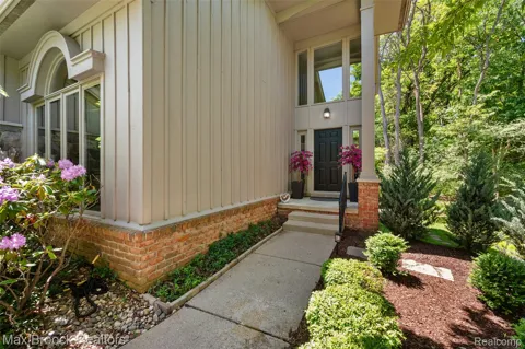 4872 Cliffside Drive