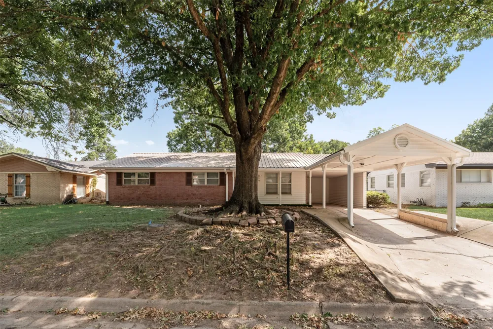 1716 Harris Street Gainesville, TX 76240