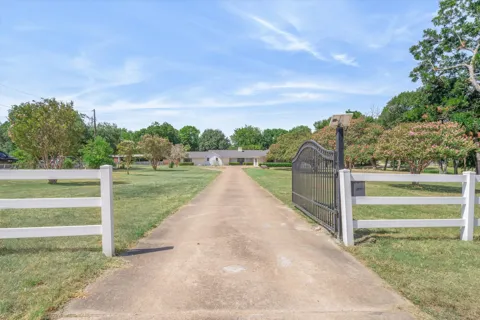 1609 E Farmers Road