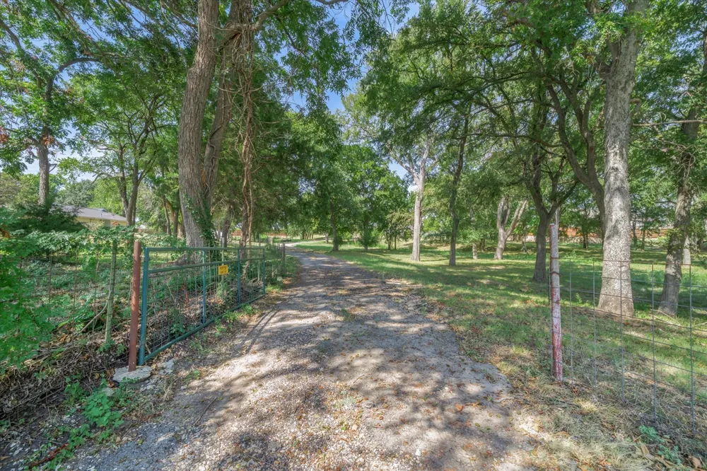 1609 E Farmers Road Seagoville, TX 75159
