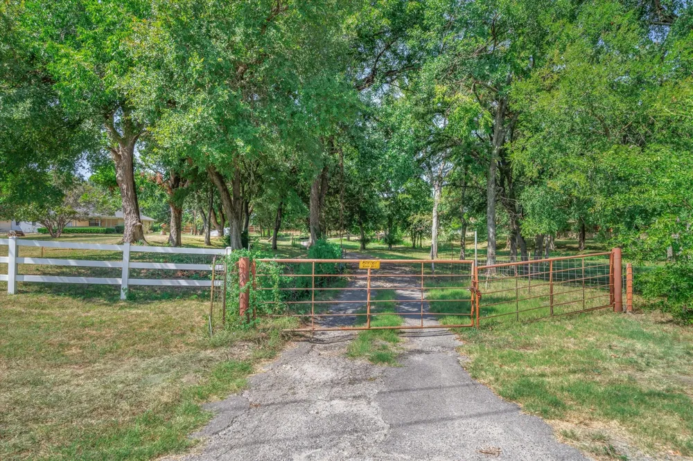1609 E Farmers Road Seagoville, TX 75159