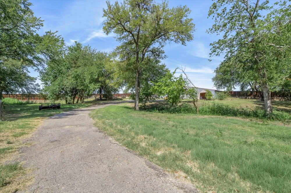 1609 E Farmers Road Seagoville, TX 75159