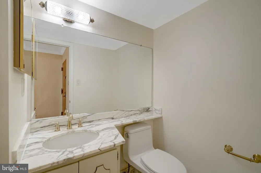 1101 S ARLINGTON RIDGE ROAD #304 Arlington, VA 22202