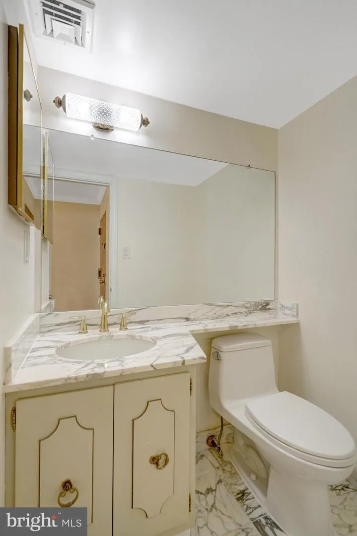 1101 S ARLINGTON RIDGE ROAD #304 Arlington, VA 22202