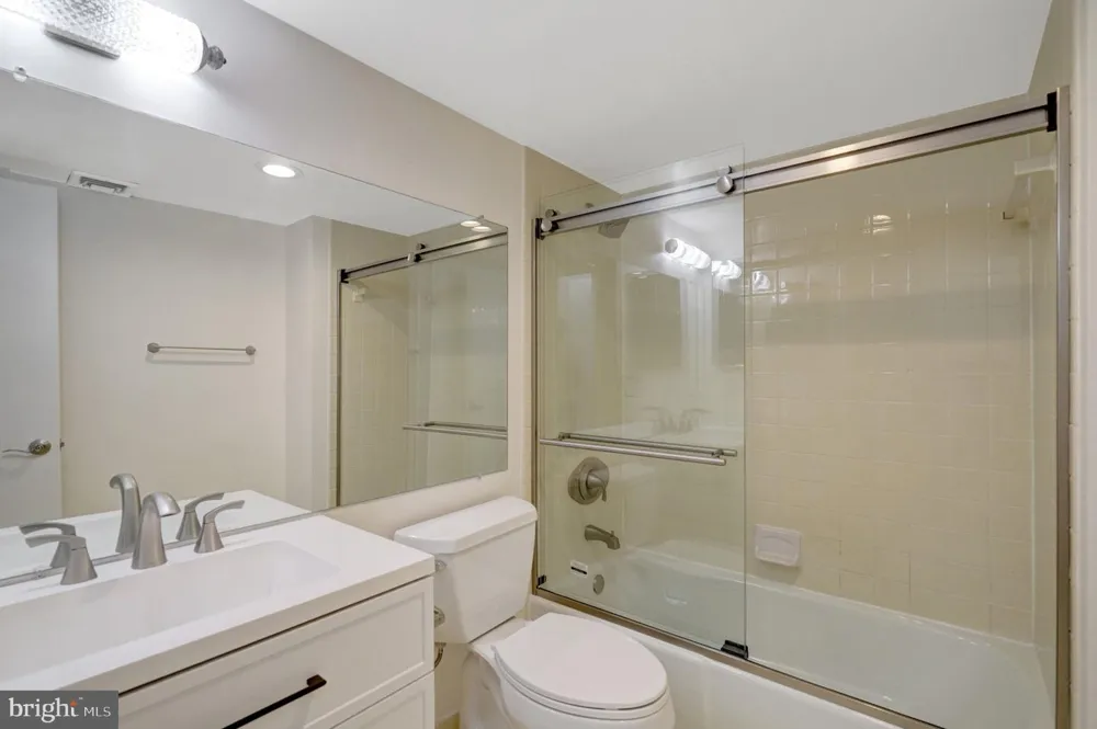 1101 S ARLINGTON RIDGE ROAD #304 Arlington, VA 22202
