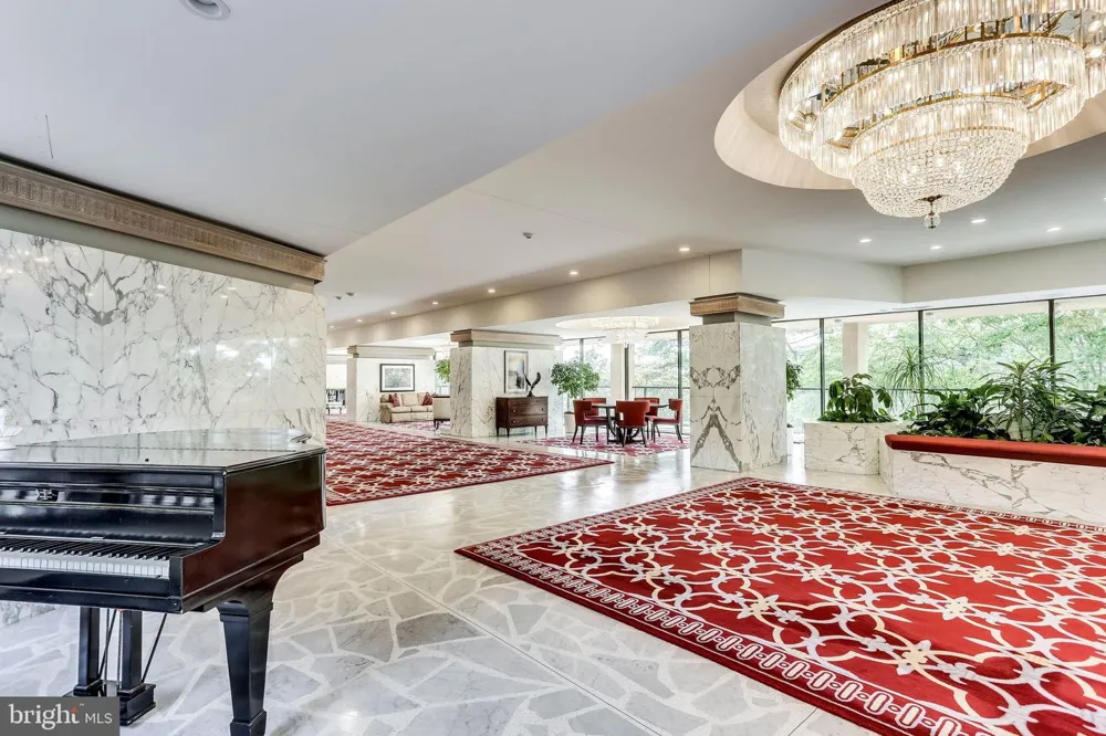 1101 S ARLINGTON RIDGE ROAD #304 Arlington, VA 22202