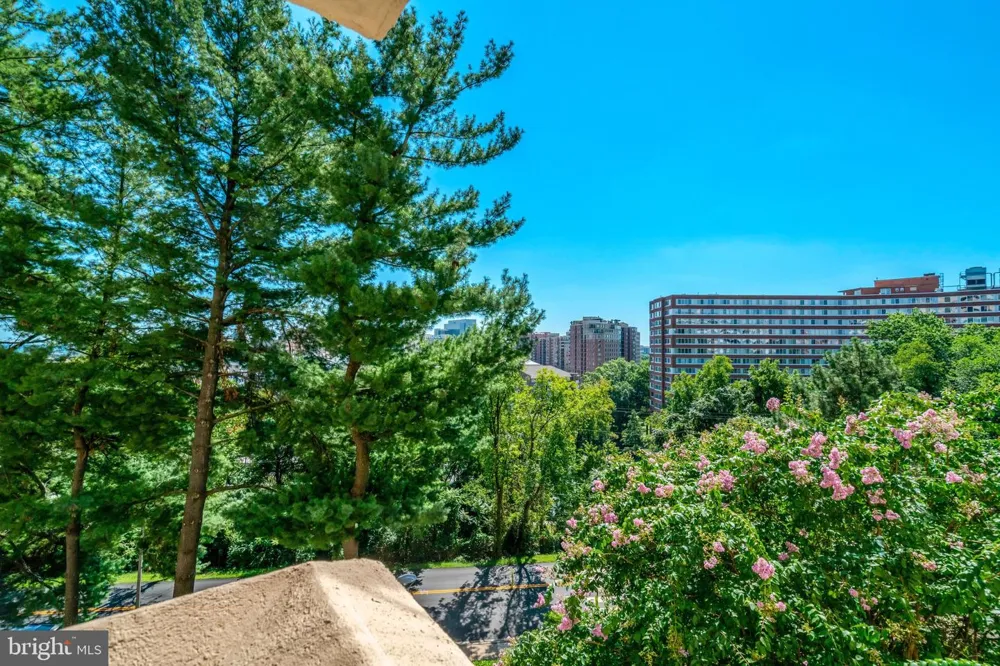 1101 S ARLINGTON RIDGE ROAD #304 Arlington, VA 22202